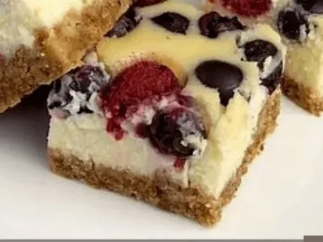 Cheesecake cu fructe de pădure (o tavă)