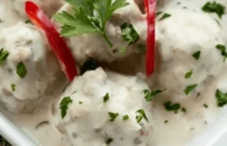 Chiftele de pui cu sos alb, 1,8 kg — imagine de prezentare, mâncare gătită livrată în București