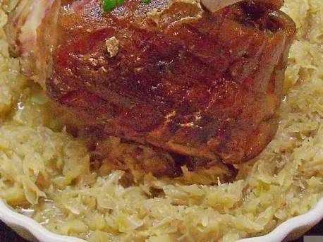 Ciolan copt pe varză, ciolan de 0,8–1 kg și 1,8 kg de varză