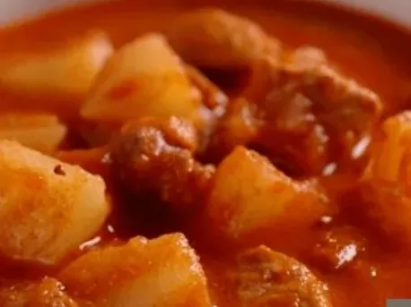Gulaș cu carne de porc, 1,8 kg — imagine de prezentare, mâncare gătită livrată în București